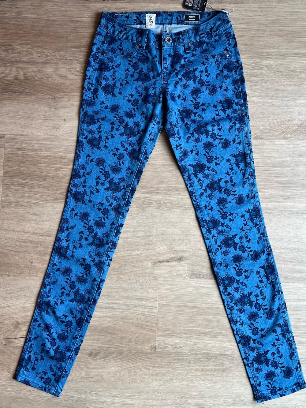 NWT Volcom Railed Legging Fit Jeans Blue Floral Print Size 1/25 NWT